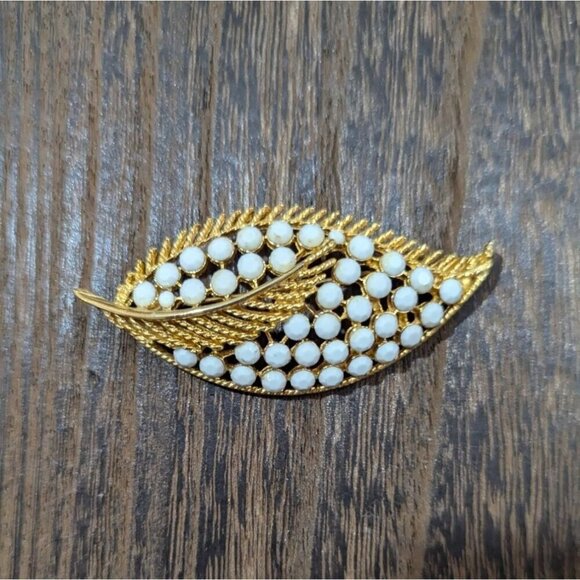 Vintage Leaf-Shaped Brooch Pin With Faux Pearls & Gold-Tone Finish - Retro Chic - Picture 3 of 5